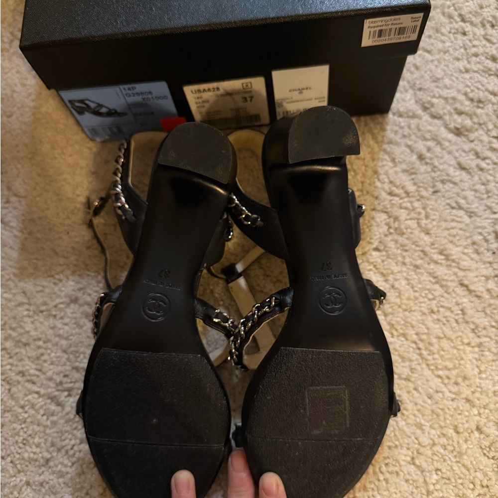 CHANEL Black Sandals with Chain Detail - Picture 5 of 6